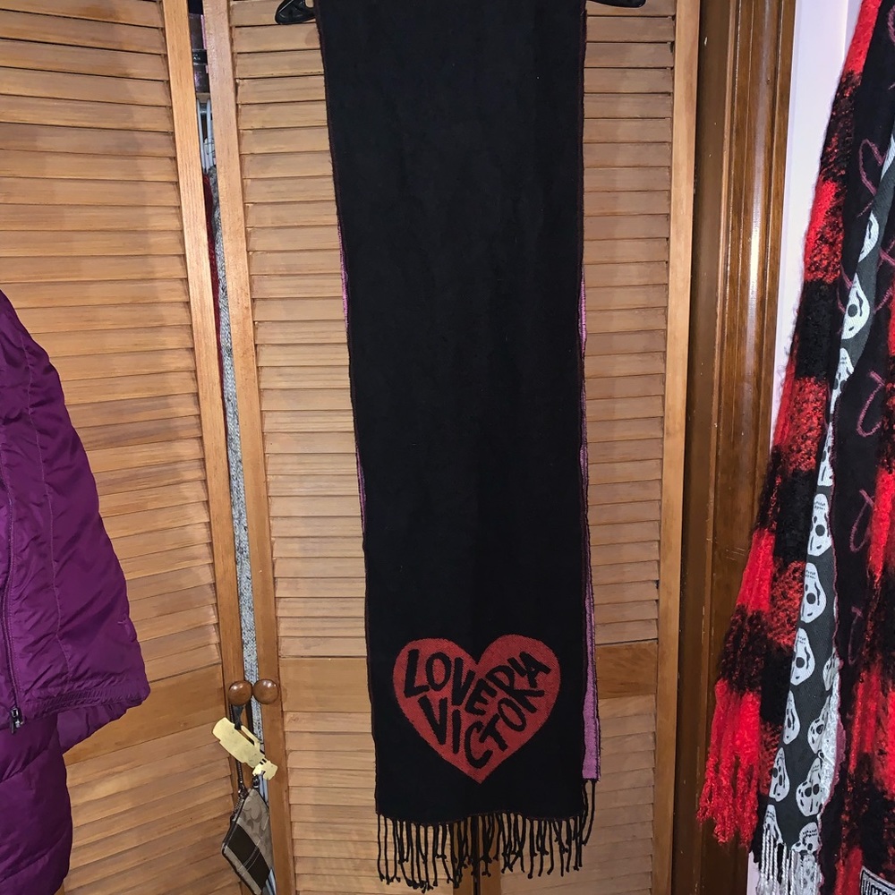 VS Scarf. 🧣❤️ - Picture 2 of 4